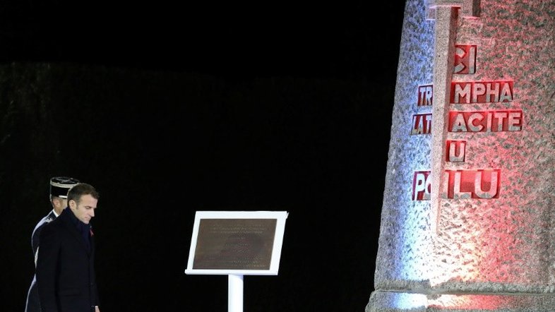 Macron tenta apagar polêmica sobre homenagem ao marechal Pétain