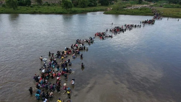 Grupo de 1.500 salvadorenhos chega ao México rumo aos EUA