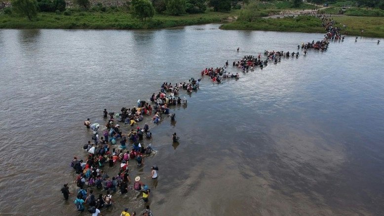 Grupo de 1.500 salvadorenhos chega ao México rumo aos EUA
