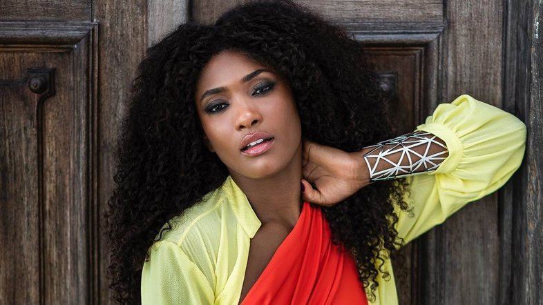 Erika Januza faz tratamento nas axilas e mostra resultado