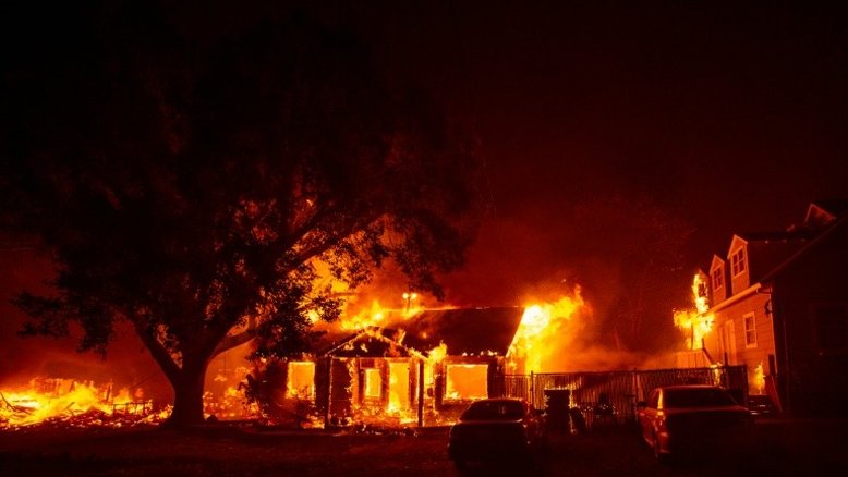Milhares de pessoas são evacuadas por incêndio no norte da Califórnia