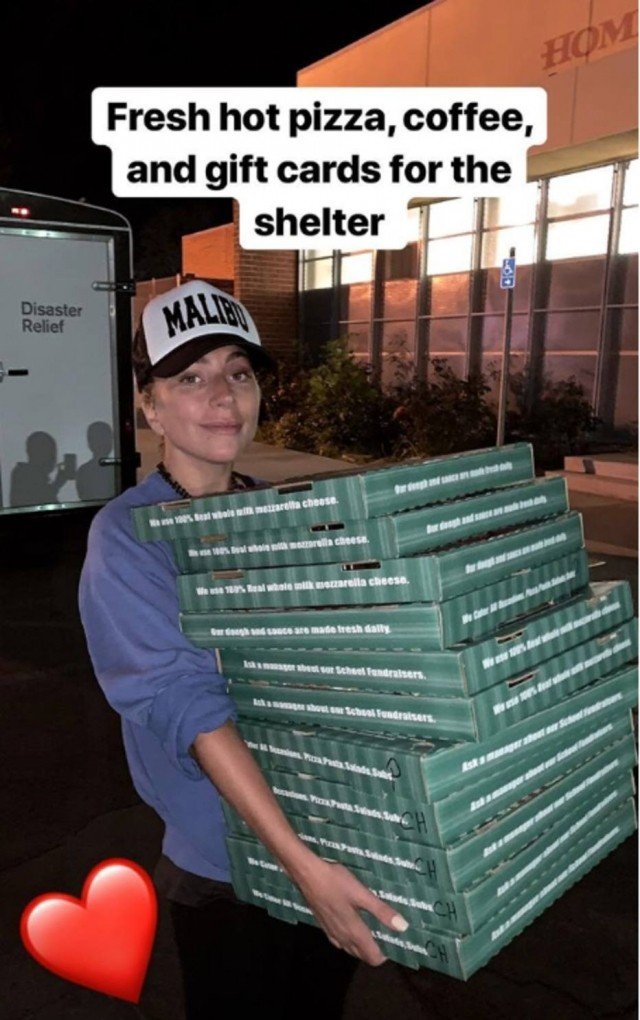 Lady Gaga surpreende pessoas em abrigo com pizza e café 4 Lady Gaga surpreende pessoas em abrigo com pizza e café