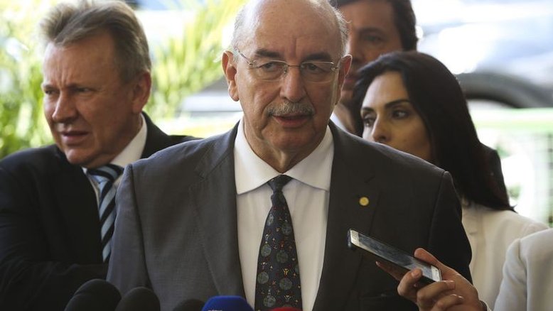 Osmar Terra, que previu duas mil mortes por Covid-19, lamenta os 500 mil óbitos
