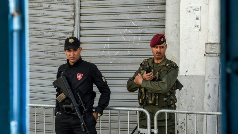 Policiais e manifestantes entram em confronto após imolação de jornalista na Tunísia