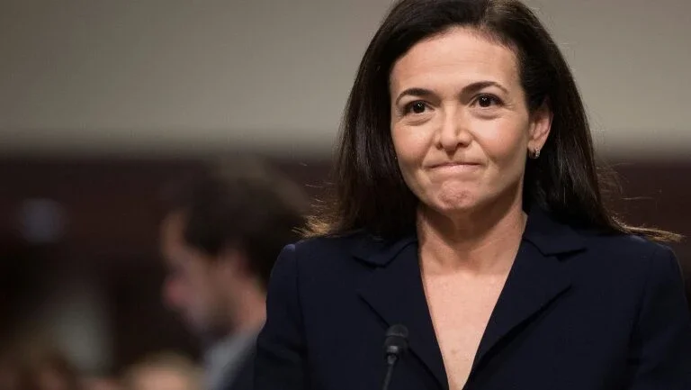 Número 2 do Facebook recebe apoio de junta diretora em polêmica com Soros