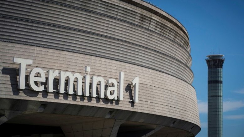 Duas pessoas com armas falsas provocam pânico em aeroporto de Paris