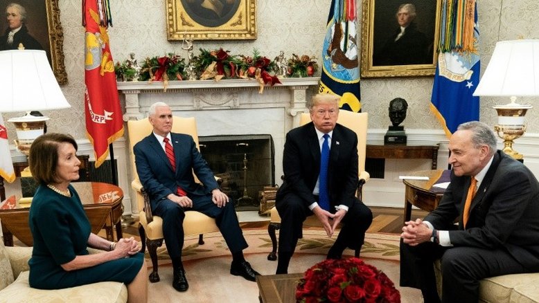 Trump exige verba para muro com México em reunião insólita