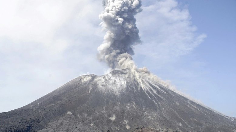 Furioso Anak Krakatoa retumba na Indonésia
