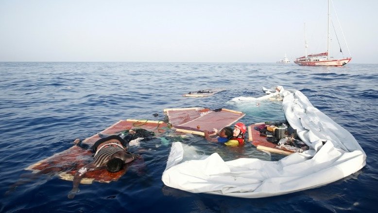 Navio com 310 migrantes se dirige à Espanha após negativa de Itália e Malta