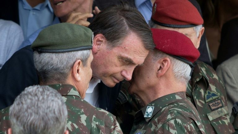 O presidente Jair Bolsonaro cercado por altos chefes militares, em 24 de novembro de 2018 no Rio de Janeiro