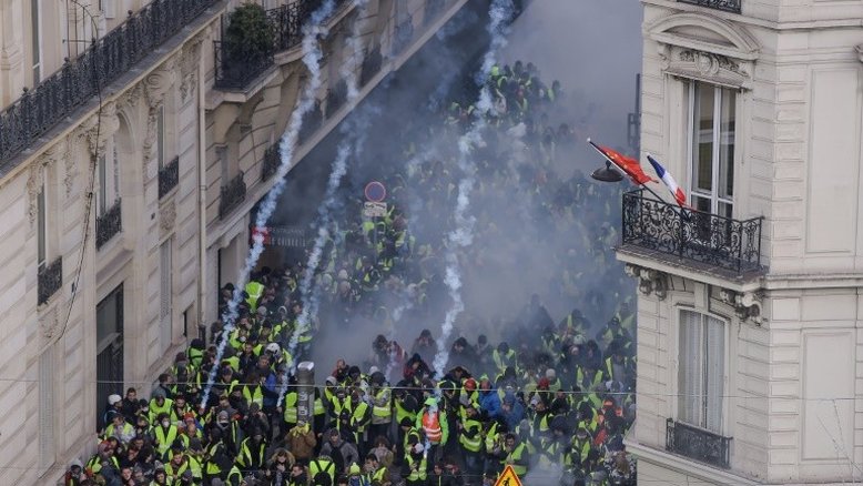 Protestos dos 'coletes amarelos' na França marcados por violência têm quase 1.400 presos