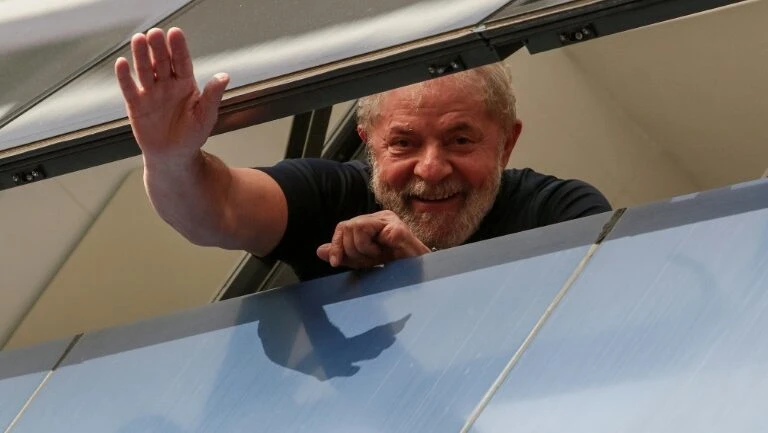 Lula é condenado a 12 anos e 11 meses de prisão por corrupção e lavagem de dinheiro no sítio de Atibaia