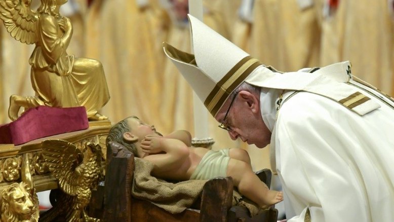 Papa critica 'voracidade consumista' em homilia da noite de Natal