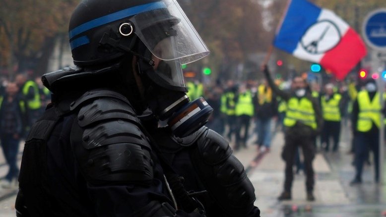 Macron cede diante da pressão dos 'coletes amarelos' na França