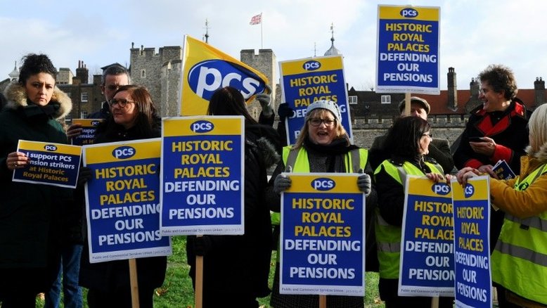Guardas dos palácios reais britânicos em greve