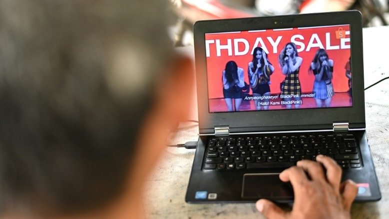 Proibido na Indonésia anúncio com cantoras de minissaia
