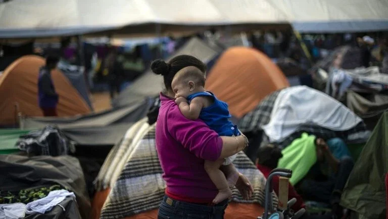 Mulheres migrantes encontram mais dificuldades à integração, diz estudo da OCDE
