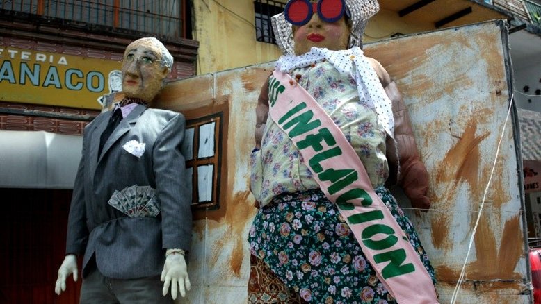 'Miss Inflação' reina na queima de fogos da véspera de ano-novo na Venezuela