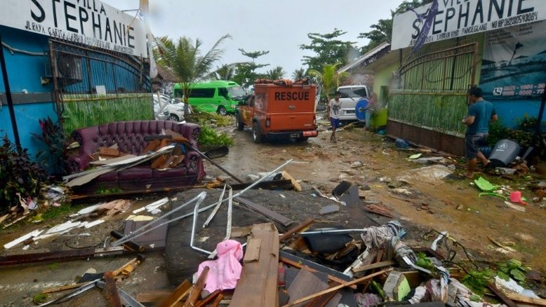 Vídeo impactante mostra o momento em que tsunami atinge show ao ar livre