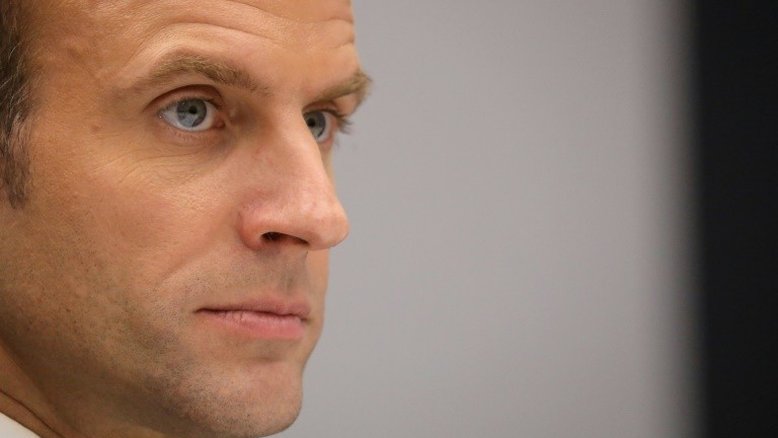 Macron reúne-se com oposição para resolver crise dos 'coletes amarelos'