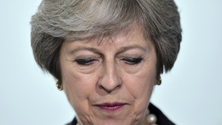 Primeira-ministra britânica enfrenta moção de censura nesta quarta