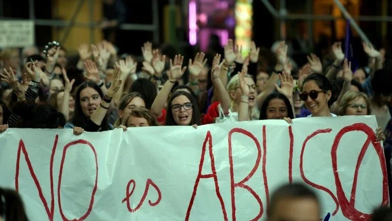 Justiça espanhola confirma sentença polêmica por abuso sexual coletivo