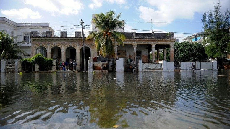 Fortes ondas causam inundações em áreas costeiras de Havana