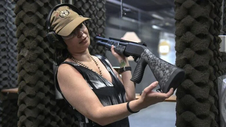 Advogada relata seu apego às armas por tradição, esporte e segurança
