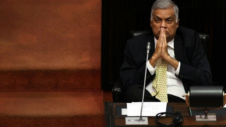 Primeiro-ministro destituído volta a tomar posse no Sri Lanka