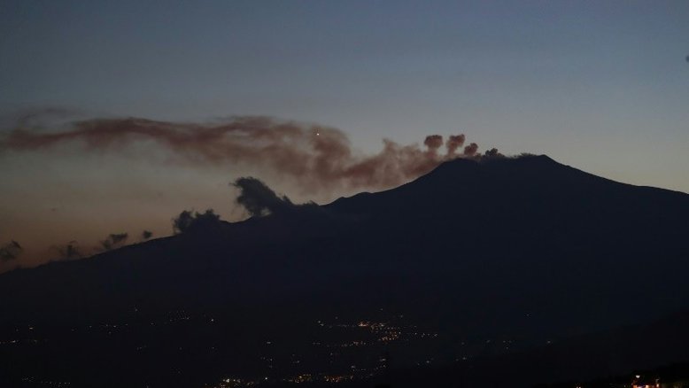 Vulcão Etna expele cinzas e provoca sismos na Sicília