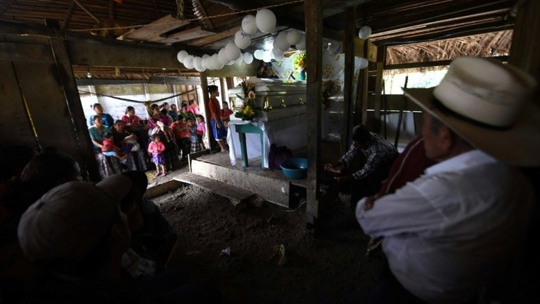 Comunidade maia se despede de menina migrante morta sob custódia nos EUA