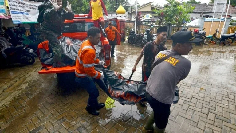 Passa de 400 número de mortos em tsunami na Indonesia
