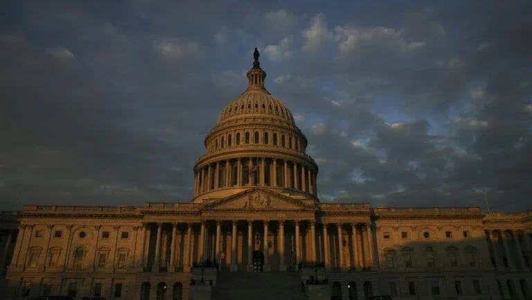 Congresso americano dá a Trump duas semanas para debater orçamento