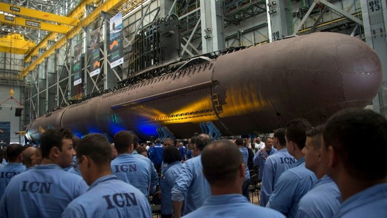 Primeiro submarino brasileiro com tecnologia francesa é lançado