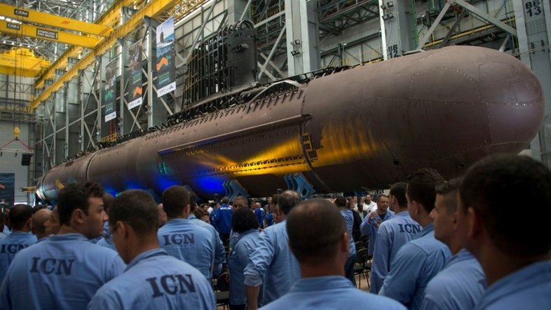 Primeiro submarino brasileiro com tecnologia francesa é lançado