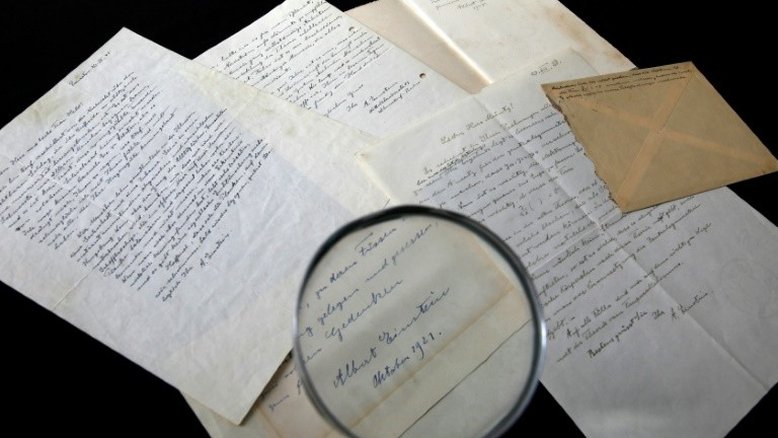 Carta de Einstein que questiona existência de Deus é leiloada por US$ 2,89 mi