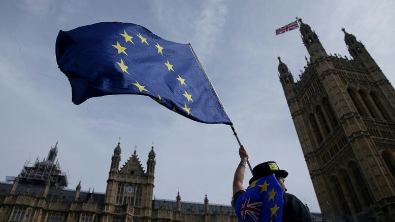 Premier britânica vai ao Parlamento e poderá adiar votação sobre o Brexit