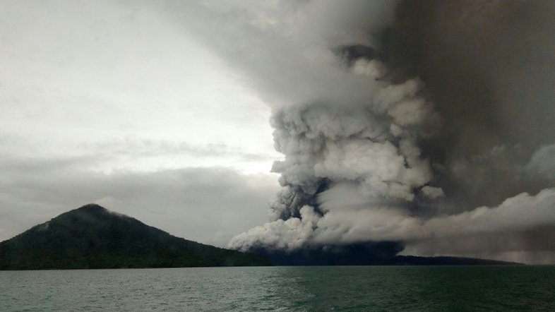 Vulcão indonésio Anak Krakatoa perde 2/3 de sua altura