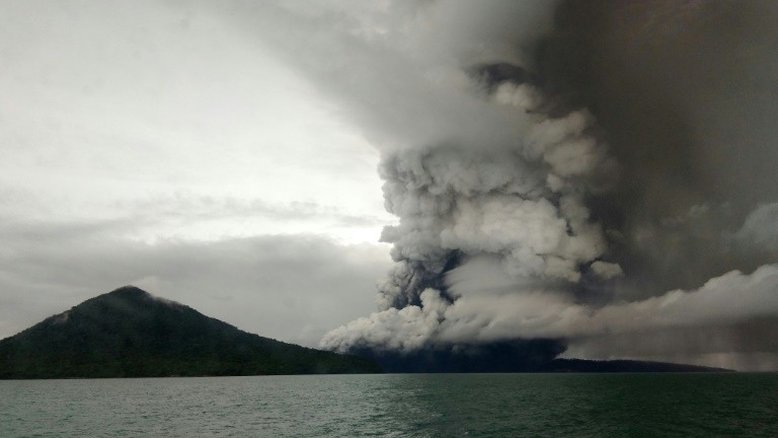 Indonésia aumenta nível de alerta para vulcão que provocou tsunami