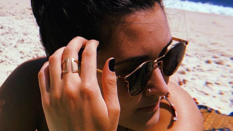 Filha de Fátima Bernardes renova bronze na praia
