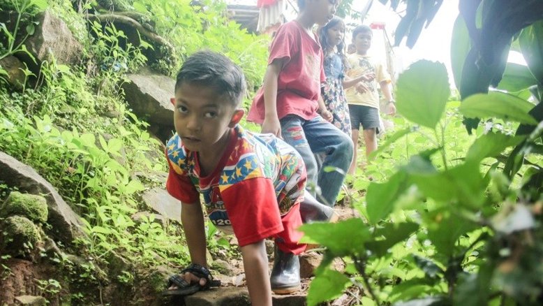 A incrível odisseia de uma criança deficiente para ir à escola na Indonésia