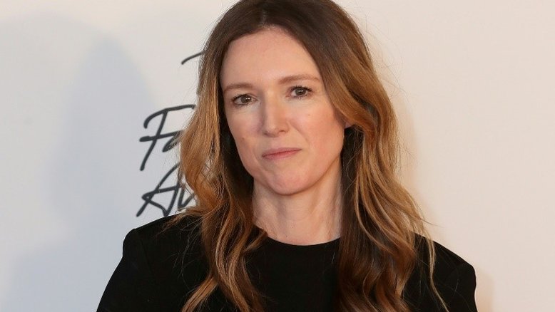 Meghan Markle entrega a Clare Waight Keller prêmio de melhor estilista britânica