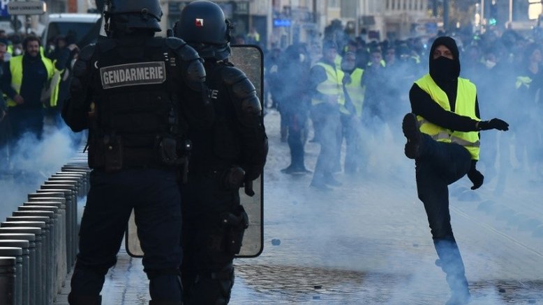 Protestos dos 'coletes amarelos' têm confrontos em várias cidades francesas