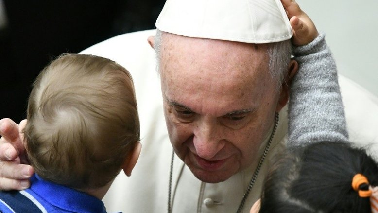 Papa Francisco completa 82 anos e ganha bolo temático