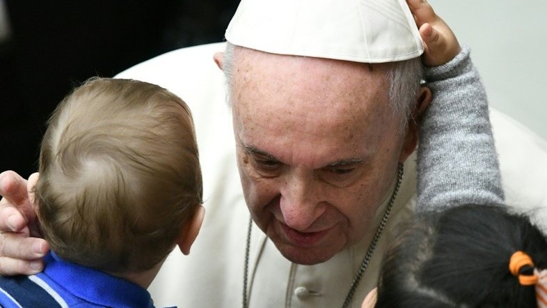 Papa Francisco completa 82 anos e ganha bolo temático