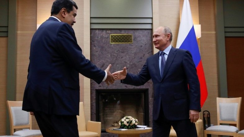 Putin promete apoio a Maduro em visita à Rússia