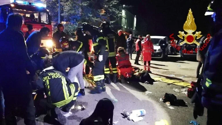 Pânico e correria terminam em seis mortos em boate na Itália