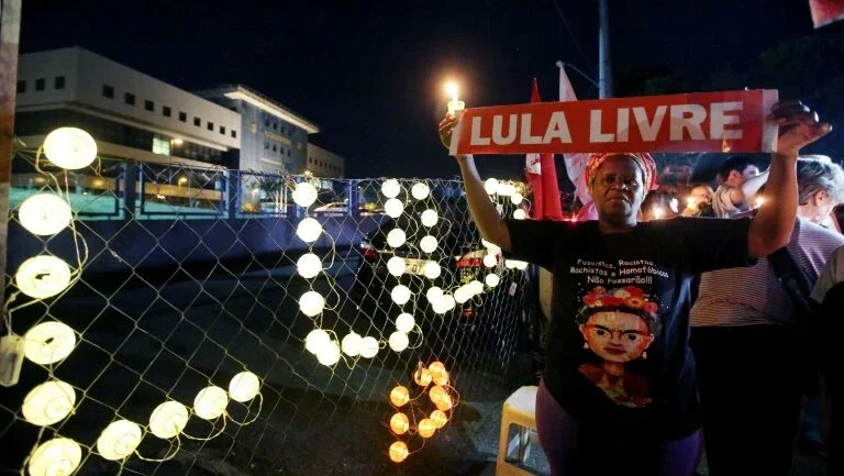 Justiça reduz multa do PT por desrespeito a acordo para vigília 