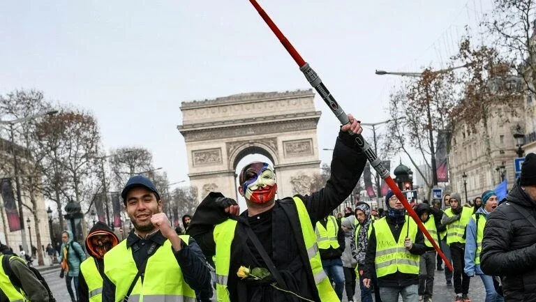 "Coletes amarelos" saem às ruas na França pelo quinto sábado consecutivo