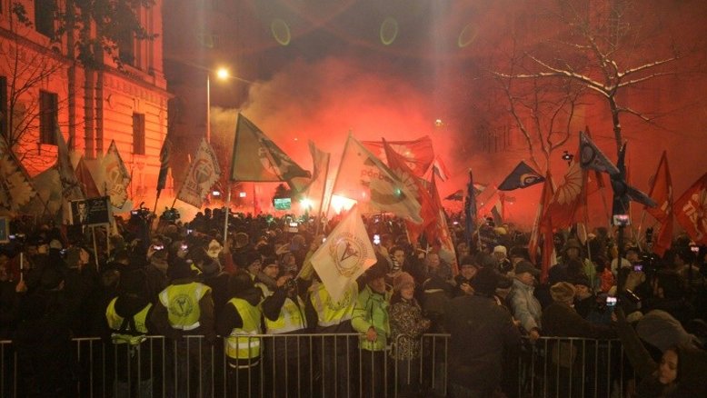 TV estatal da Hungria é invadida por manifestantes contra Orban
